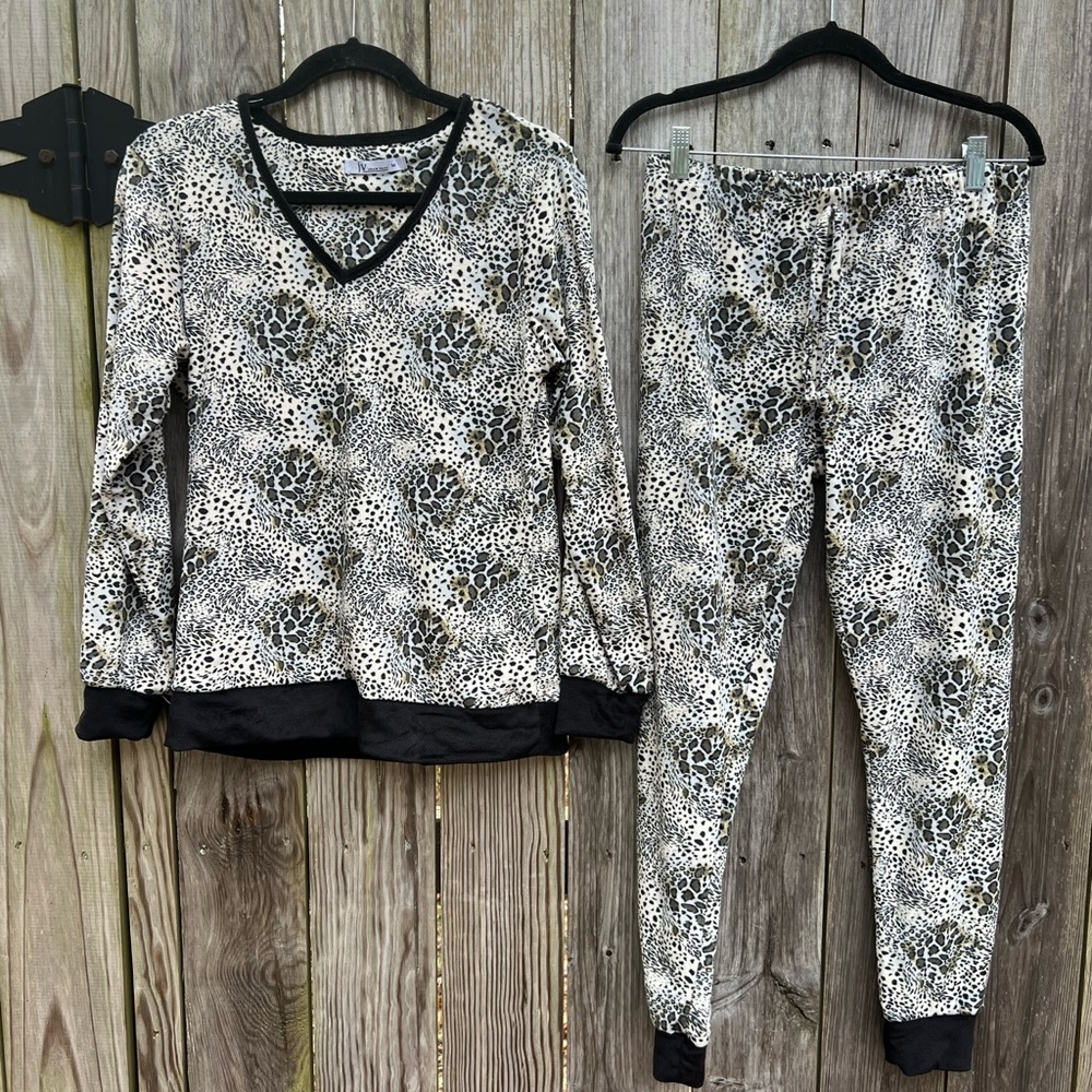 JOAN VASS Cozy Leopard Jogger V Neck Pajama Set Women’s Medium